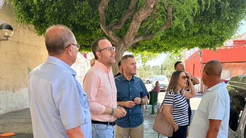 Héctor Diez y concejales del PSOE de Elche en el barrio Patilla. Héctor Diez y concejales del PSOE de Elche en el barrio Patilla.