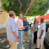 Héctor Diez y concejales del PSOE de Elche en el barrio Patilla.