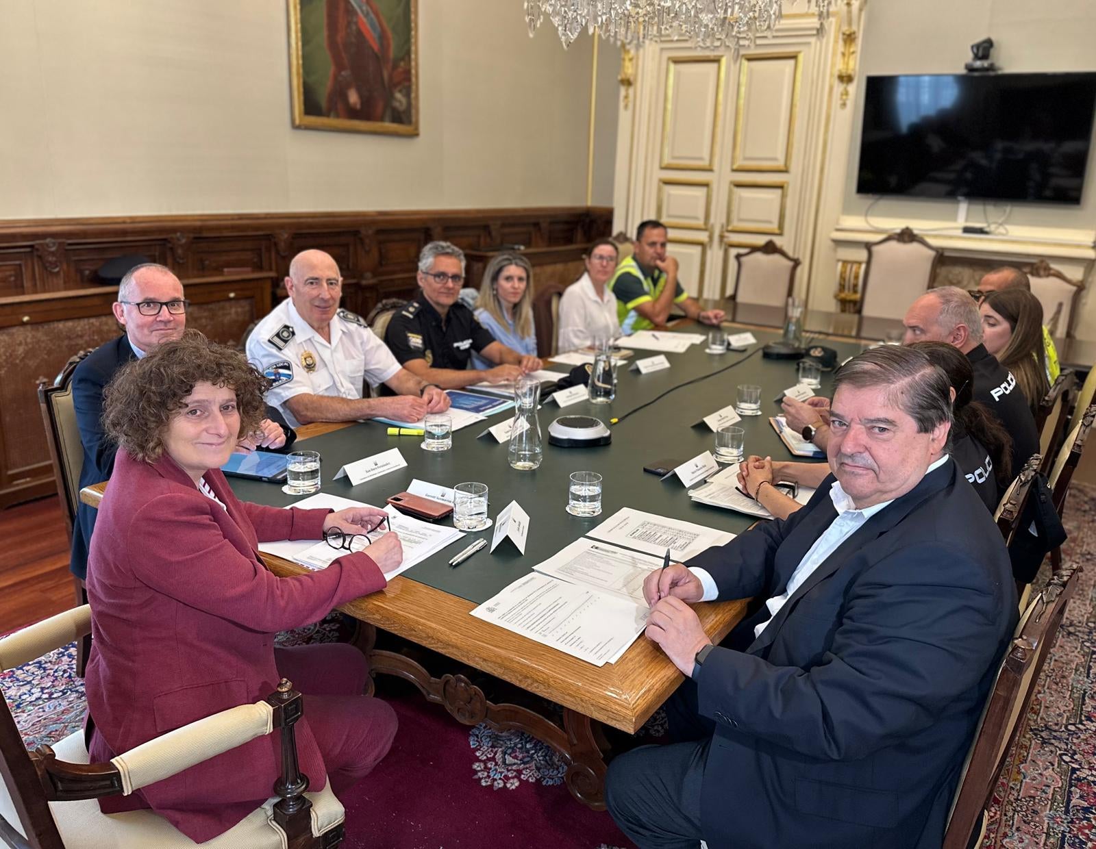 La Xunta Local de Seguridade intensifica la coordinación entre las fuerzas de seguridad y compromete el refuerzo de la vigilancia en zonas sensibles en Santiago La Xunta Local de Seguridade intensifica la coordinación entre las fuerzas de seguridad y compromete el refuerzo de la vigilancia en zonas sensibles en Santiago