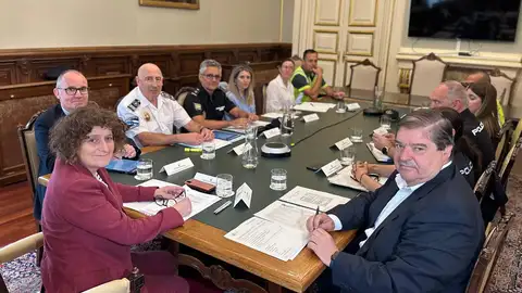 La Xunta Local de Seguridade intensifica la coordinación entre las fuerzas de seguridad y compromete el refuerzo de la vigilancia en zonas sensibles en Santiago La Xunta Local de Seguridade intensifica la coordinación entre las fuerzas de seguridad y compromete el refuerzo de la vigilancia en zonas sensibles en Santiago
