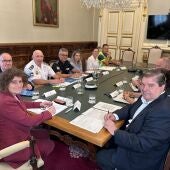 La Xunta Local de Seguridade intensifica la coordinación entre las fuerzas de seguridad y compromete el refuerzo de la vigilancia en zonas sensibles en Santiago 