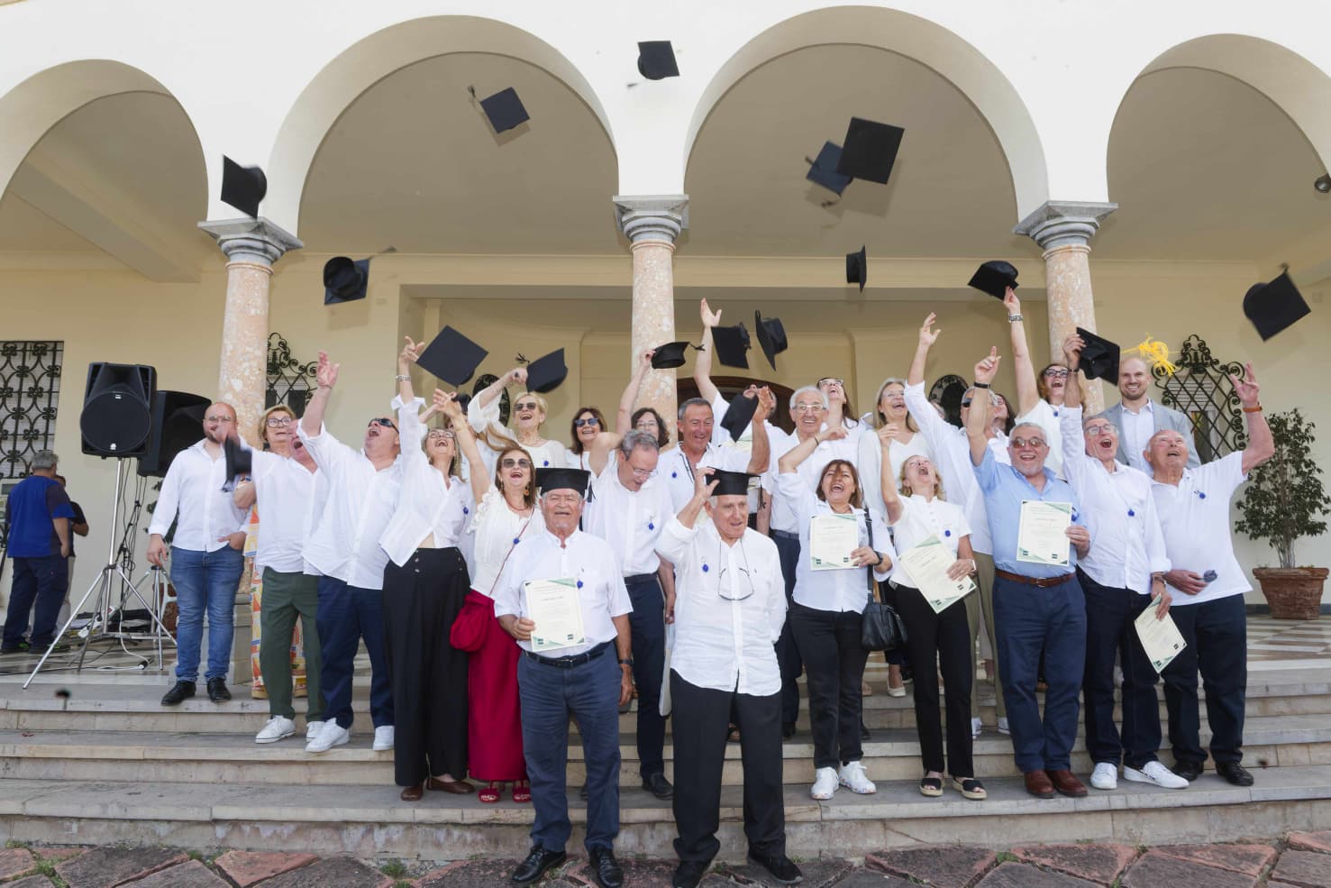 Más de 200 alumnos celebran la graduación de la UNED Sénior en Villa Elisa de Benicàssim Más de 200 alumnos celebran la graduación de la UNED Sénior en Villa Elisa de Benicàssim