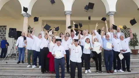 Más de 200 alumnos celebran la graduación de la UNED Sénior en Villa Elisa de Benicàssim Más de 200 alumnos celebran la graduación de la UNED Sénior en Villa Elisa de Benicàssim