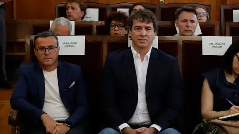 David Sánchez El hermano del presidente del gobierno David Sánchez y Miguel Ángel Gallardo, exlíder del PSOE extremeño, en la Audiencia de Badajoz.