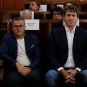 El hermano del presidente del gobierno David Sánchez y Miguel Ángel Gallardo, exlíder del PSOE extremeño, en la Audiencia de Badajoz.