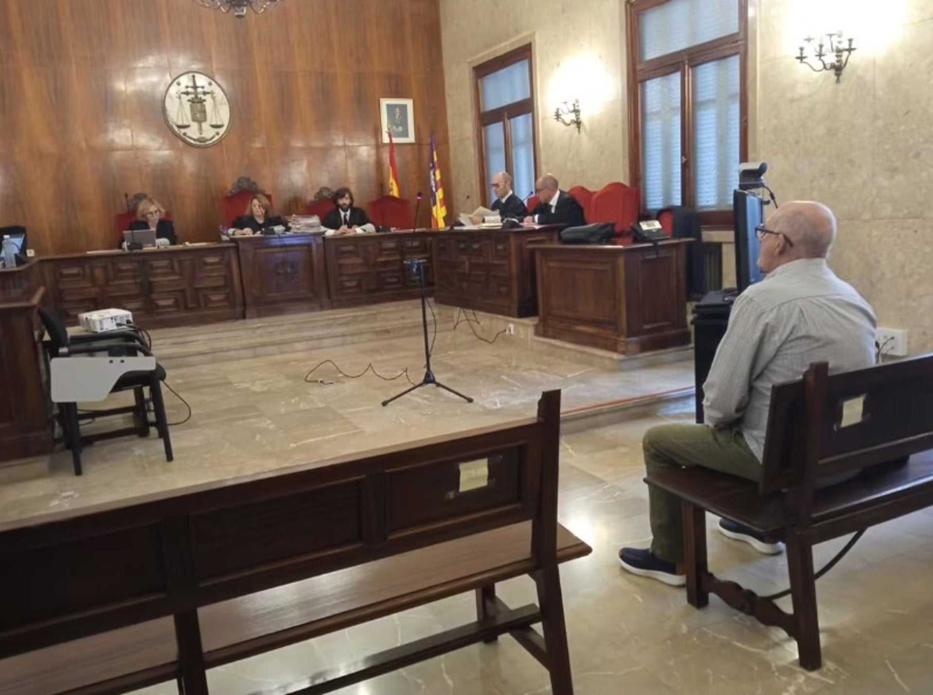 El expolicía local de Son Servera, condenado por tratar de matar a su mujer asfixiándola, durante el juicio en la Audiencia Provincial. El expolicía local de Son Servera, condenado por tratar de matar a su mujer asfixiándola, durante el juicio en la Audiencia Provincial.