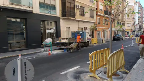 Trabajos de plantación de árboles y creación de alcorques en la calle Maestro Serrano de Elche. Trabajos de plantación de árboles y creación de alcorques en la calle Maestro Serrano de Elche.