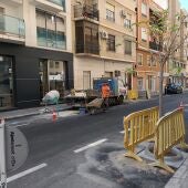 Trabajos de plantación de árboles y creación de alcorques en la calle Maestro Serrano de Elche.