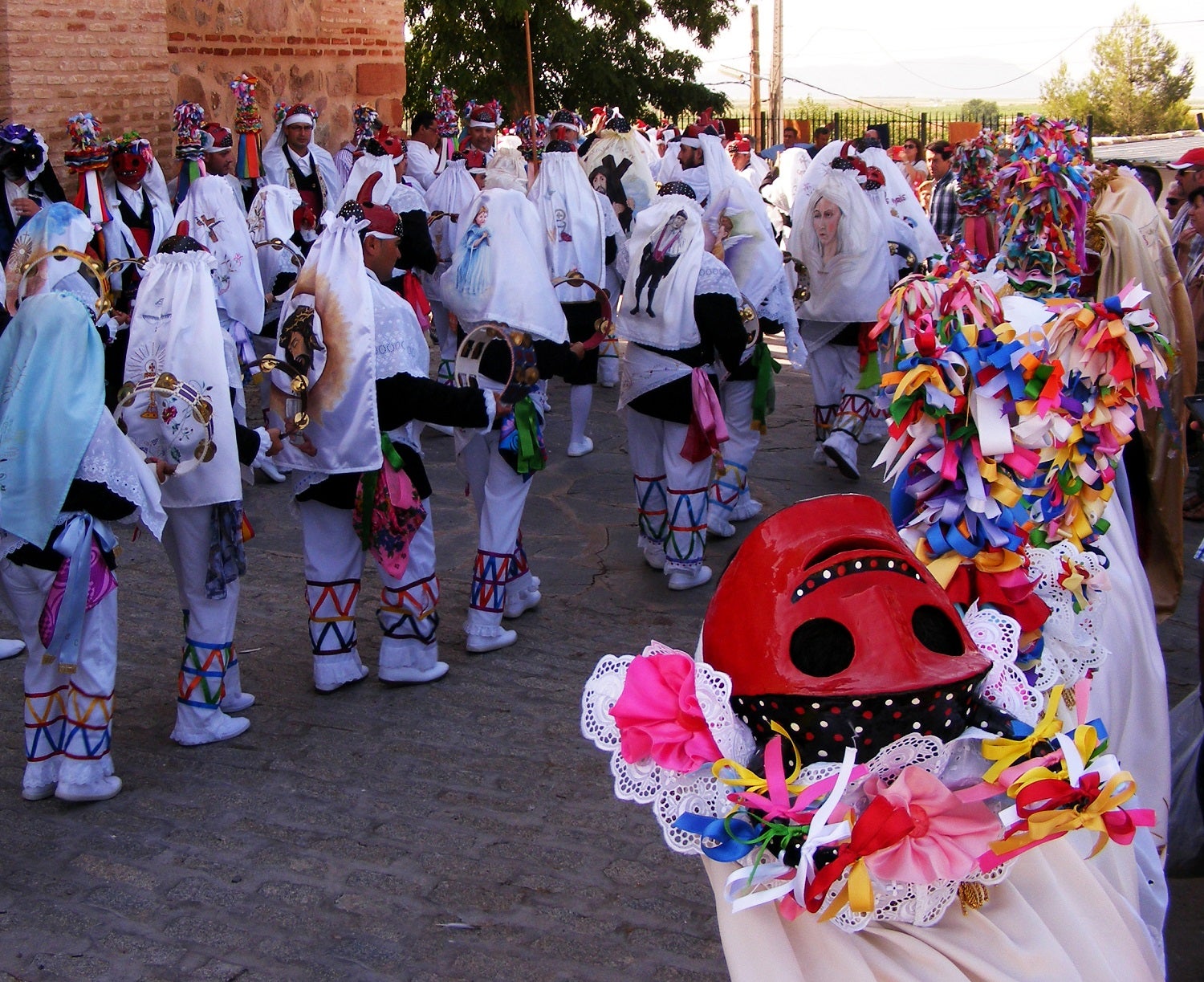 Conocemos la tradición de los Pecados y Danzantes en Camuñas Conocemos la tradición de los Pecados y Danzantes en Camuñas