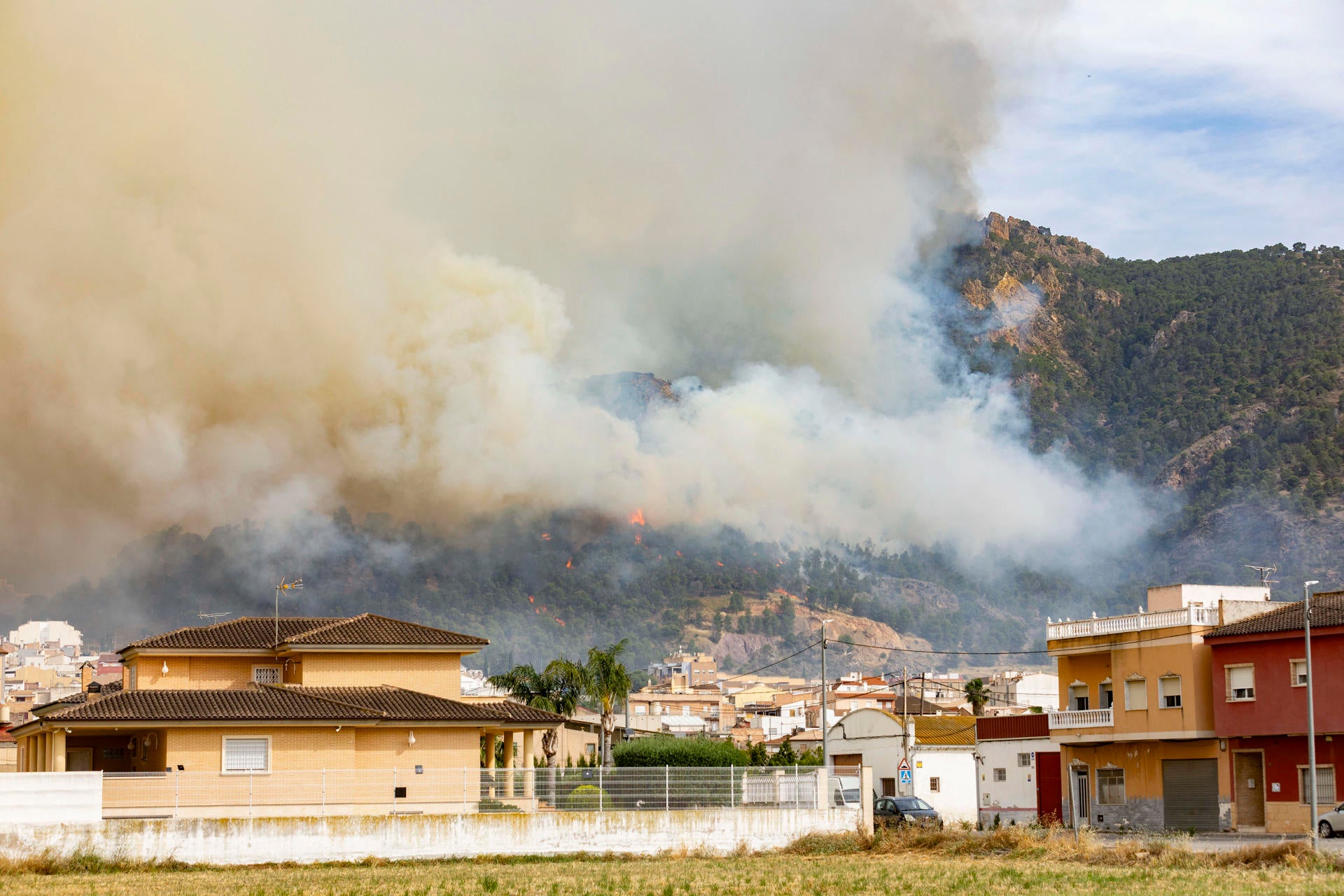 Controladas las llamas más próximas a las viviendas en el incendio de Los Garres (Murcia) que ha obligado a desalojar a más de cien personas Controladas las llamas más próximas a las viviendas en el incendio de Los Garres (Murcia) que ha obligado a desalojar a más de cien personas