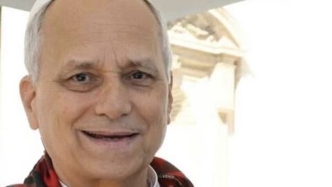 El Papa León XIV con un cachirulo que le entregaron unas catequistas zaragozanas El Papa León XIV con un cachirulo que le entregaron unas catequistas zaragozanas