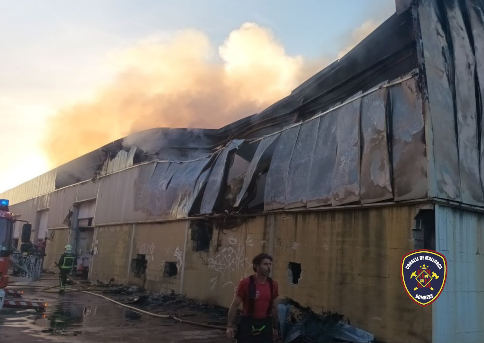 Controlado el incendio que ha quemado una nave esta madrugada en Binissalem Controlado el incendio que ha quemado una nave esta madrugada en Binissalem
