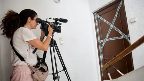 Una cámara de TV graba imágenes de la puerta del domicilio de Callosa de Segura (Alicante) en el que habría tenido lugar este asesinato machista Una cámara de TV graba imágenes de la puerta del domicilio de Callosa de Segura (Alicante) en el que habría tenido lugar este asesinato machista