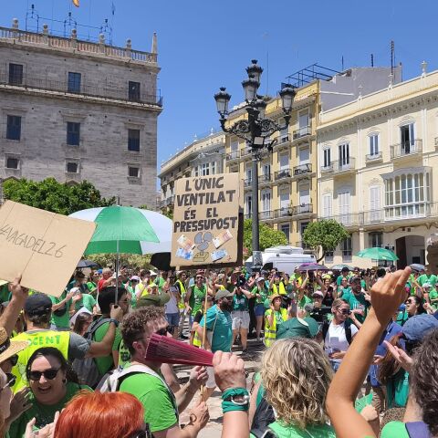 La manifestación ha acabado en la Plaza de la Virgen ante la imposibilidad de concentrarse frente a Les Corts.
