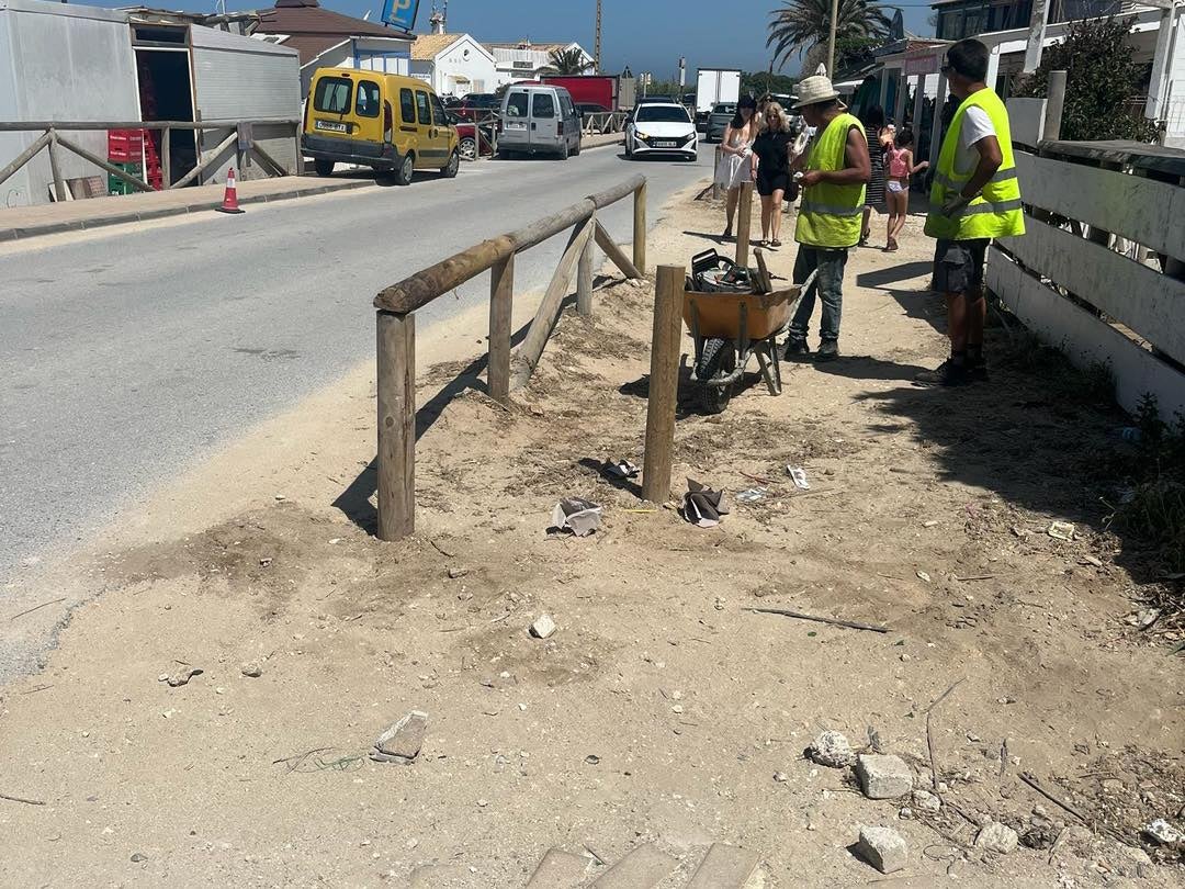 Maquinaria en marcha para poner las playas de Vejer 'en estado de revista' para la temporada de verano Maquinaria en marcha para poner las playas de Vejer 'en estado de revista' para la temporada de verano