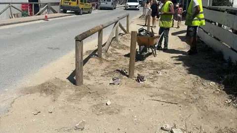 Los trabajos se desarrollan con operarios municipales del Ayuntamiento de Vejer Los trabajos se desarrollan con operarios municipales del Ayuntamiento de Vejer