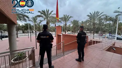Dos agentes de la Policía Nacional en la Comisaría de Elche. Dos agentes de la Policía Nacional en la Comisaría de Elche.