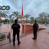 Dos agentes de la Policía Nacional en la Comisaría de Elche.