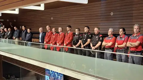 Minuto de silencio en el Parlamento de Navarra en memoria de los cinco agentes de la Policía Foral fallecidos en accidente de tráfico Minuto de silencio en el Parlamento de Navarra en memoria de los cinco agentes de la Policía Foral fallecidos en accidente de tráfico