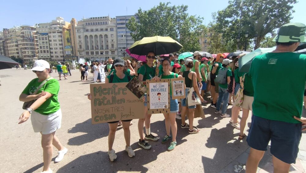 Los docentes han salido desde la Plaza del Ayuntamiento portando carteles reivindicativos.