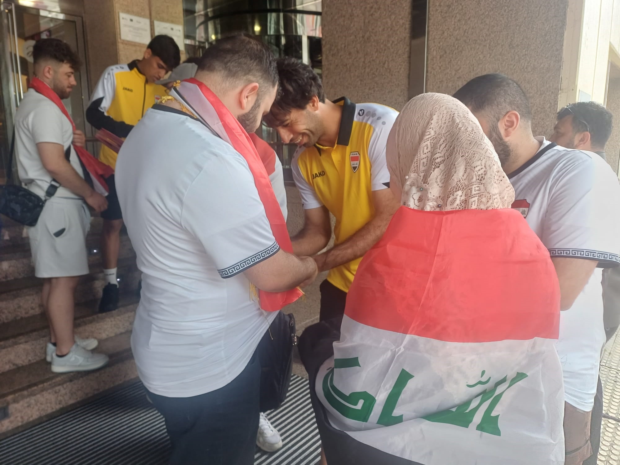 Aficionados de Irak venidos de toda Europa apoyan a su selección en A Coruña y Javi Vázquez, presentado en el Racing de Ferrol Aficionados de Irak venidos de toda Europa apoyan a su selección en A Coruña y Javi Vázquez, presentado en el Racing de Ferrol