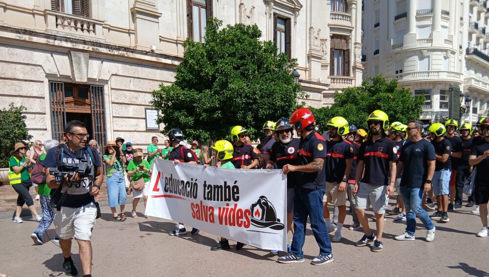 Los bomberos se han sumado a la manifestación de este jueves.