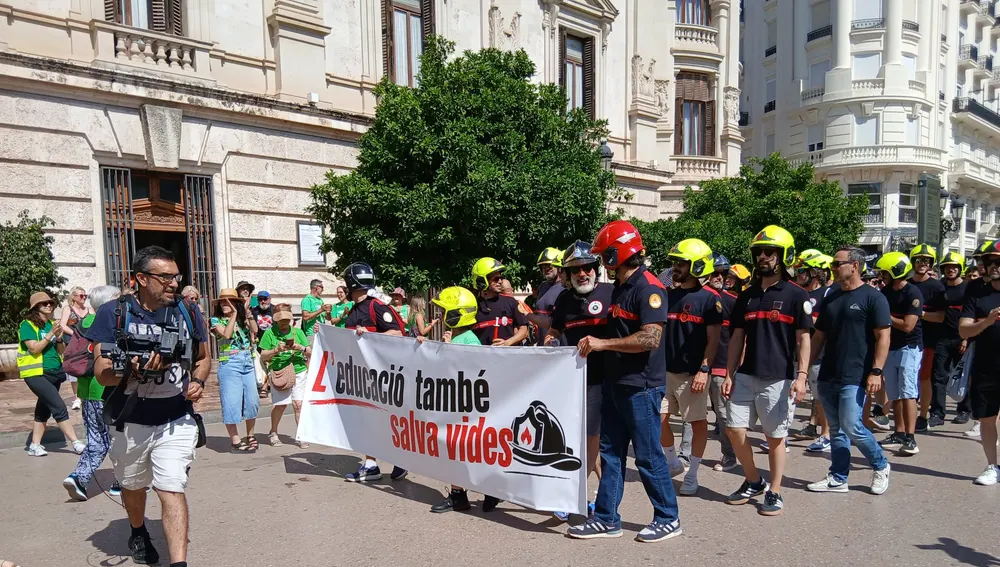 Los bomberos se han sumado a la manifestación de este jueves. Los bomberos se han sumado a la manifestación de este jueves.