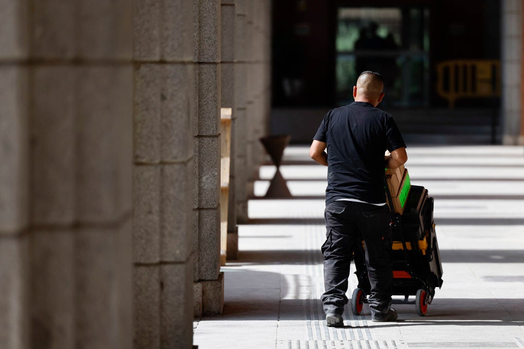 Un trabajador transporta mercancías en Madrid Un trabajador transporta mercancías en Madrid