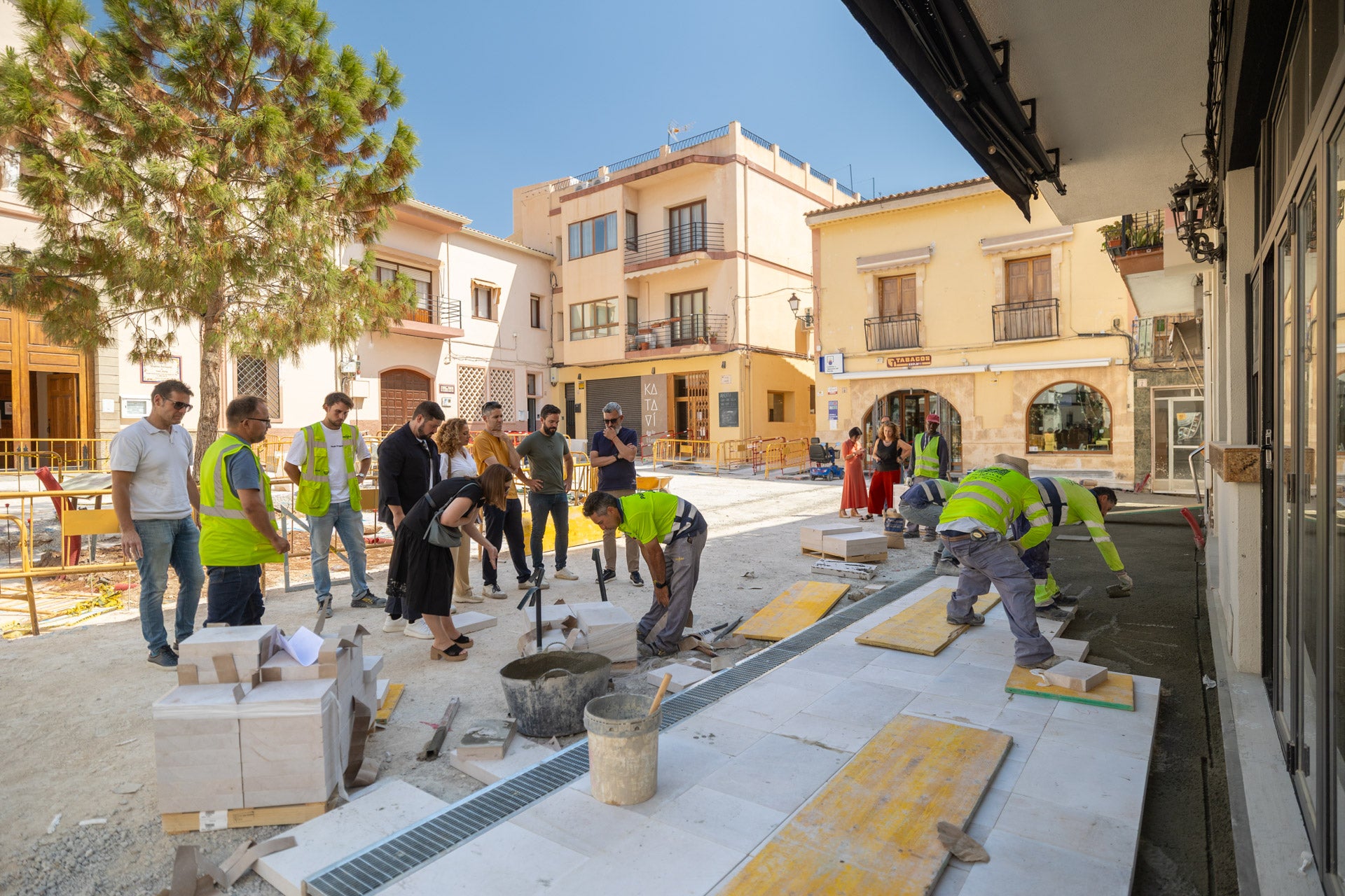 Las obras en la plaza Mayor de l’Alfàs afrontan su recta final con la pavimentación del Casco Histórico Las obras en la plaza Mayor de l’Alfàs afrontan su recta final con la pavimentación del Casco Histórico