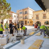 Las obras en la plaza Mayor de l’Alfàs afrontan su recta final con la pavimentación del Casco Histórico
