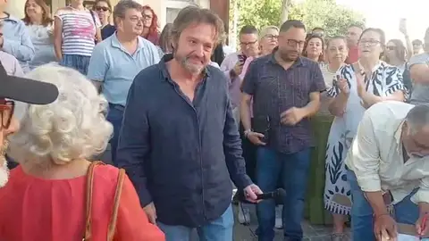 Centenar personas apoyan en Mérida a Juan Carlos Nieto, el funcionario SEPE expedientado por atender a ciudadanos sin cita Centenar personas apoyan en Mérida a Juan Carlos Nieto, el funcionario SEPE expedientado por atender a ciudadanos sin cita