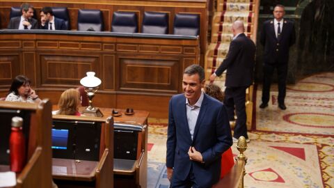 El presidente del gobierno, Pedro S&aacute;nchez, a su salida de una sesi&oacute;n plenaria en el Congreso
