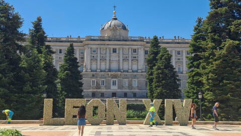 Los jardines de Sabatini cuentan desde este mi&eacute;rcoles con la instalaci&oacute;n de grandes letras florales con el nombre del papa Le&oacute;n XIV