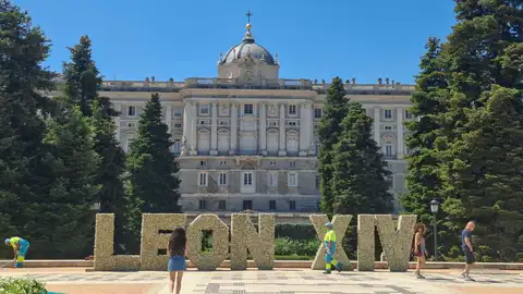 Los jardines de Sabatini cuentan desde este miércoles con la instalación de grandes letras florales con el nombre del papa León XIV Los jardines de Sabatini cuentan desde este miércoles con la instalación de grandes letras florales con el nombre del papa León XIV