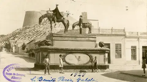 Hoguera Pérez Galdós de 1929 con los ninots de D. Quijote y Sancho Hoguera Pérez Galdós de 1929 con los ninots de D. Quijote y Sancho