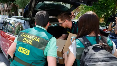 Imagen de archivo de agentes de la Unidad Central Operativa (UCO) de la Guardia Civil durante una actuación en Madrid en relación al caso Leire que instruye el juez de la Audiencia Nacional Santiago Pedraz. Imagen de archivo de agentes de la Unidad Central Operativa (UCO) de la Guardia Civil durante una actuación en Madrid en relación al caso Leire que instruye el juez de la Audiencia Nacional Santiago Pedraz./ EFE/ Rodrigo Jiménez