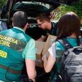 Imagen de archivo de agentes de la Unidad Central Operativa (UCO) de la Guardia Civil durante una actuación en Madrid en relación al caso Leire que instruye el juez de la Audiencia Nacional Santiago Pedraz./ EFE/ Rodrigo Jiménez 