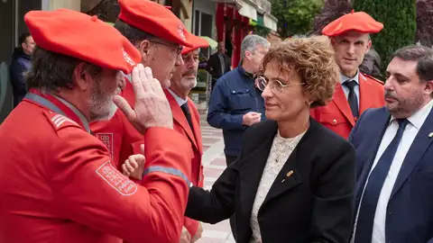 La presidenta del Gobierno de Navarra, María Chivite, y el presidente del Parlamento foral, Unai Hualde, saludan a mandos de la Policía Foral La presidenta del Gobierno de Navarra, María Chivite, y el presidente del Parlamento foral, Unai Hualde, saludan a mandos de la Policía Foral
