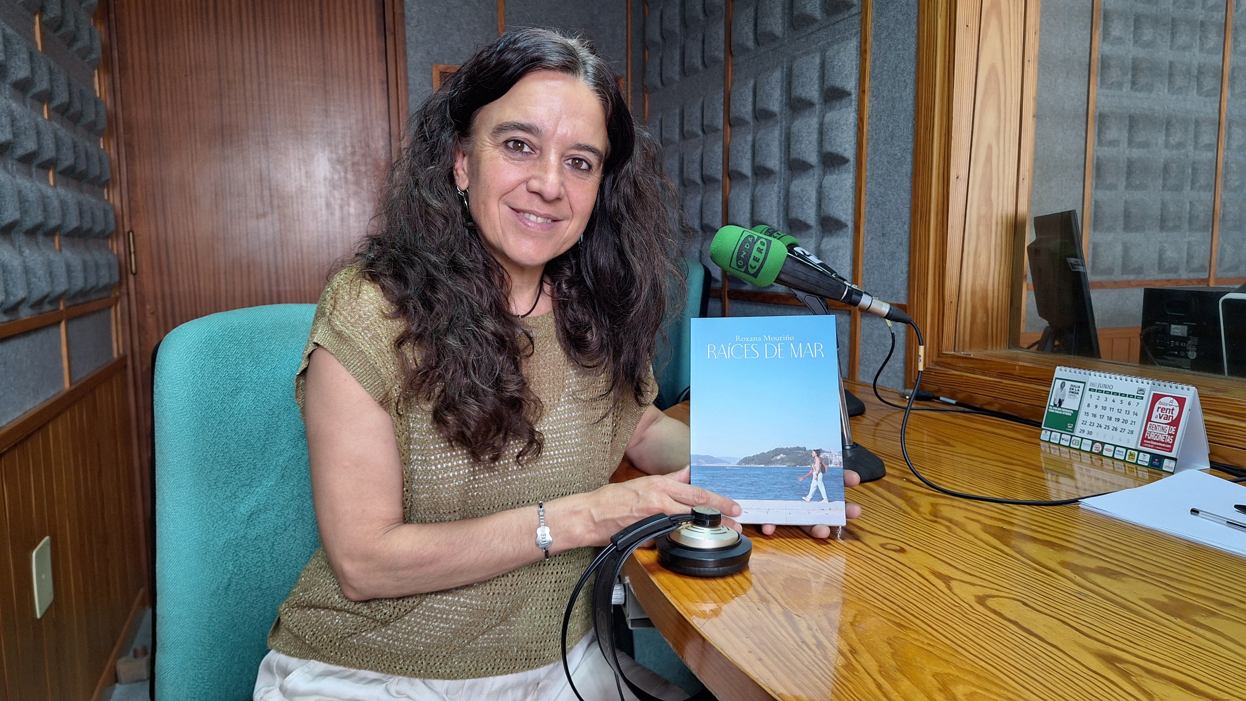 Roxana Mouriño: “Raíces de Mar” es una propuesta que fusiona literatura y música en un formato innovador de libro-disco" Roxana Mouriño: “Raíces de Mar” es una propuesta que fusiona literatura y música en un formato innovador de libro-disco"
