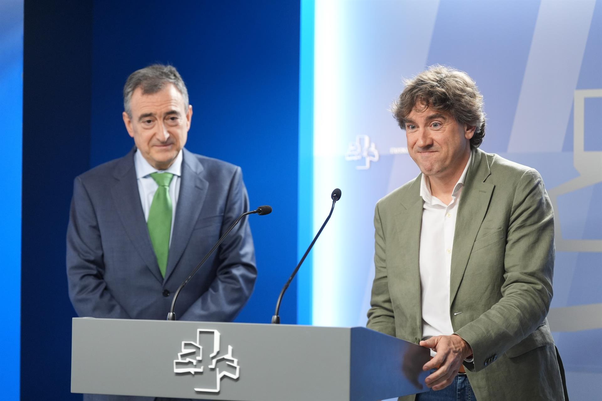Esteban y Andueza minimizan sus discrepancias y ensalzan la unidad del Gobierno Vasco Esteban y Andueza minimizan sus discrepancias y ensalzan la unidad del Gobierno Vasco