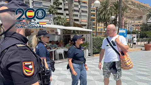 Agentes de la Policía Italiana patrullan por la playa de El Postiguet Agentes de la Policía Italiana patrullan por la playa de El Postiguet