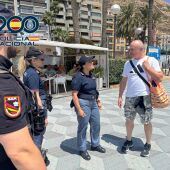 Agentes de la Policía Italiana patrullan por la playa de El Postiguet