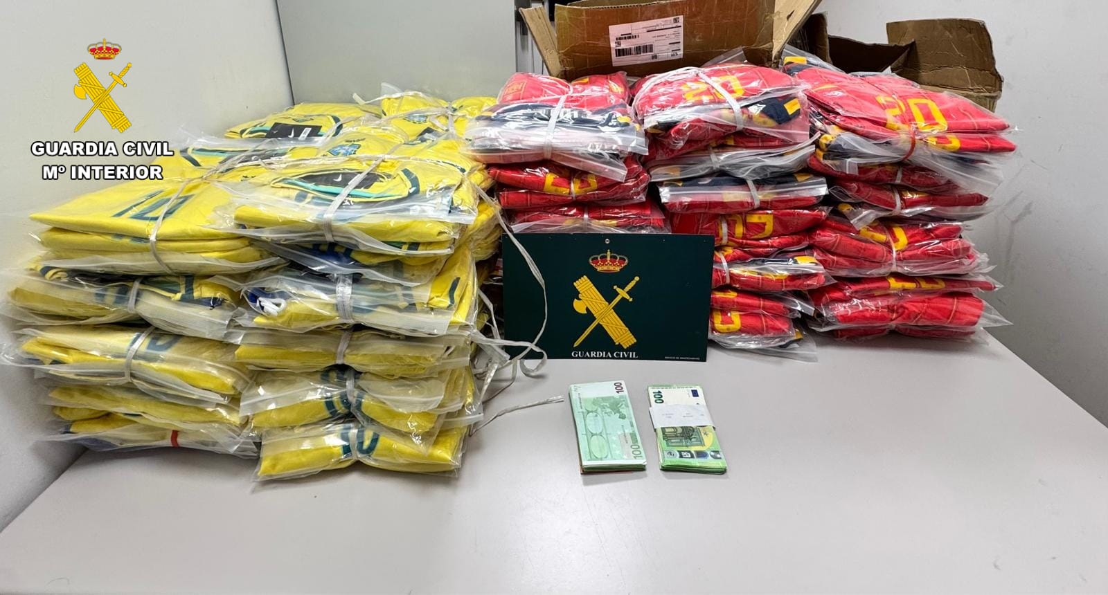 Interceptado transportando duascentas camisetas deportivas presuntamente falsificadas Interceptado transportando duascentas camisetas deportivas presuntamente falsificadas