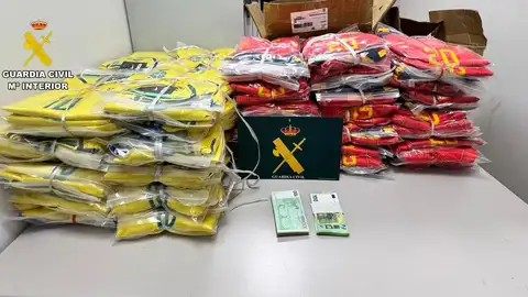 Interceptado transportando duascentas camisetas deportivas presuntamente falsificadas Interceptado transportando duascentas camisetas deportivas presuntamente falsificadas