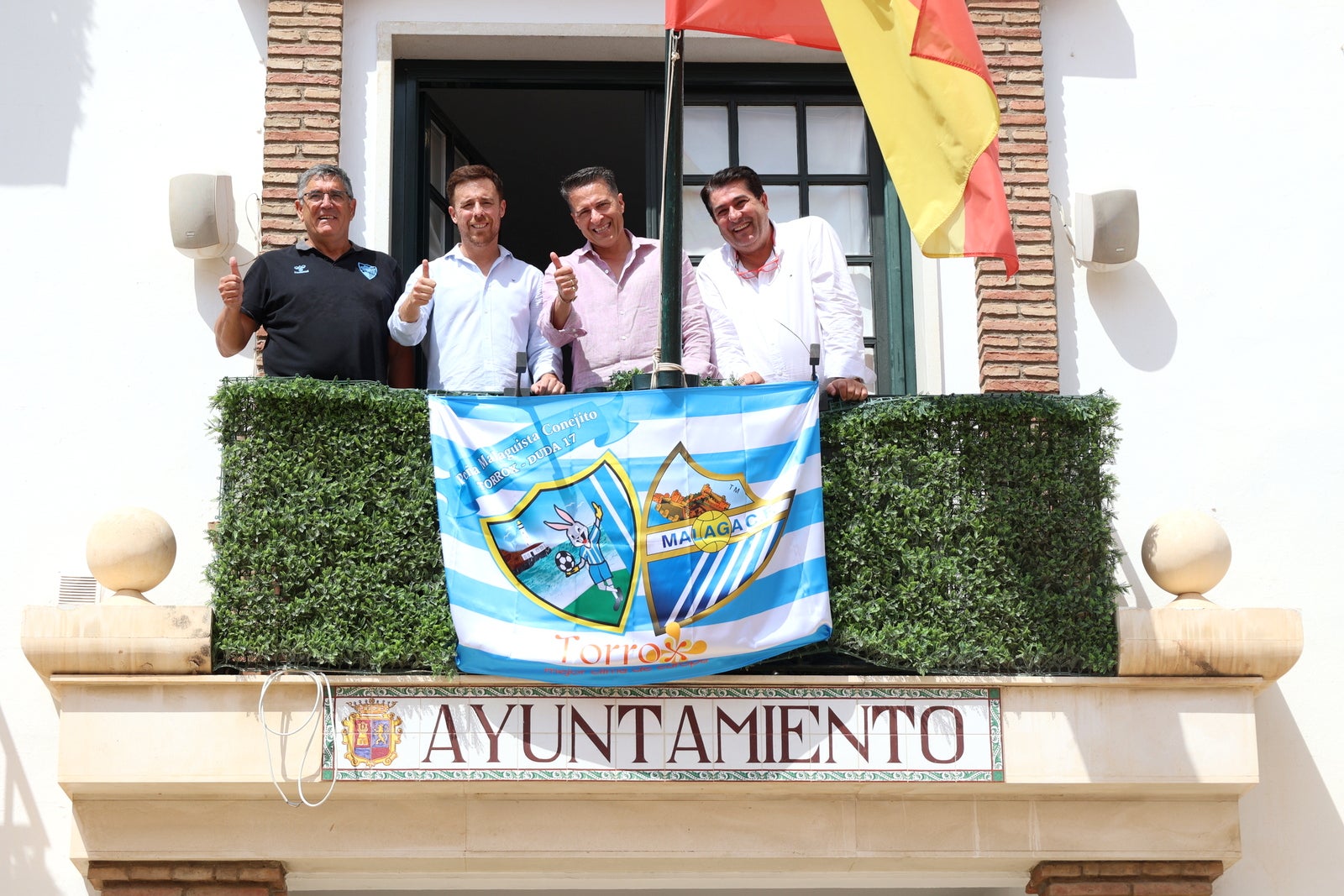 El Ayuntamiento de Torrox viste su fachada con los colores del Málaga CF como apoyo en su lucha por el ascenso a Primera División El Ayuntamiento de Torrox viste su fachada con los colores del Málaga CF como apoyo en su lucha por el ascenso a Primera División
