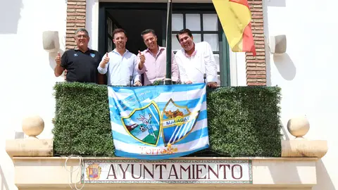 El Ayuntamiento de Torrox viste su fachada con los colores del Málaga CF como apoyo en su lucha por el ascenso a Primera División El Ayuntamiento de Torrox viste su fachada con los colores del Málaga CF como apoyo en su lucha por el ascenso a Primera División