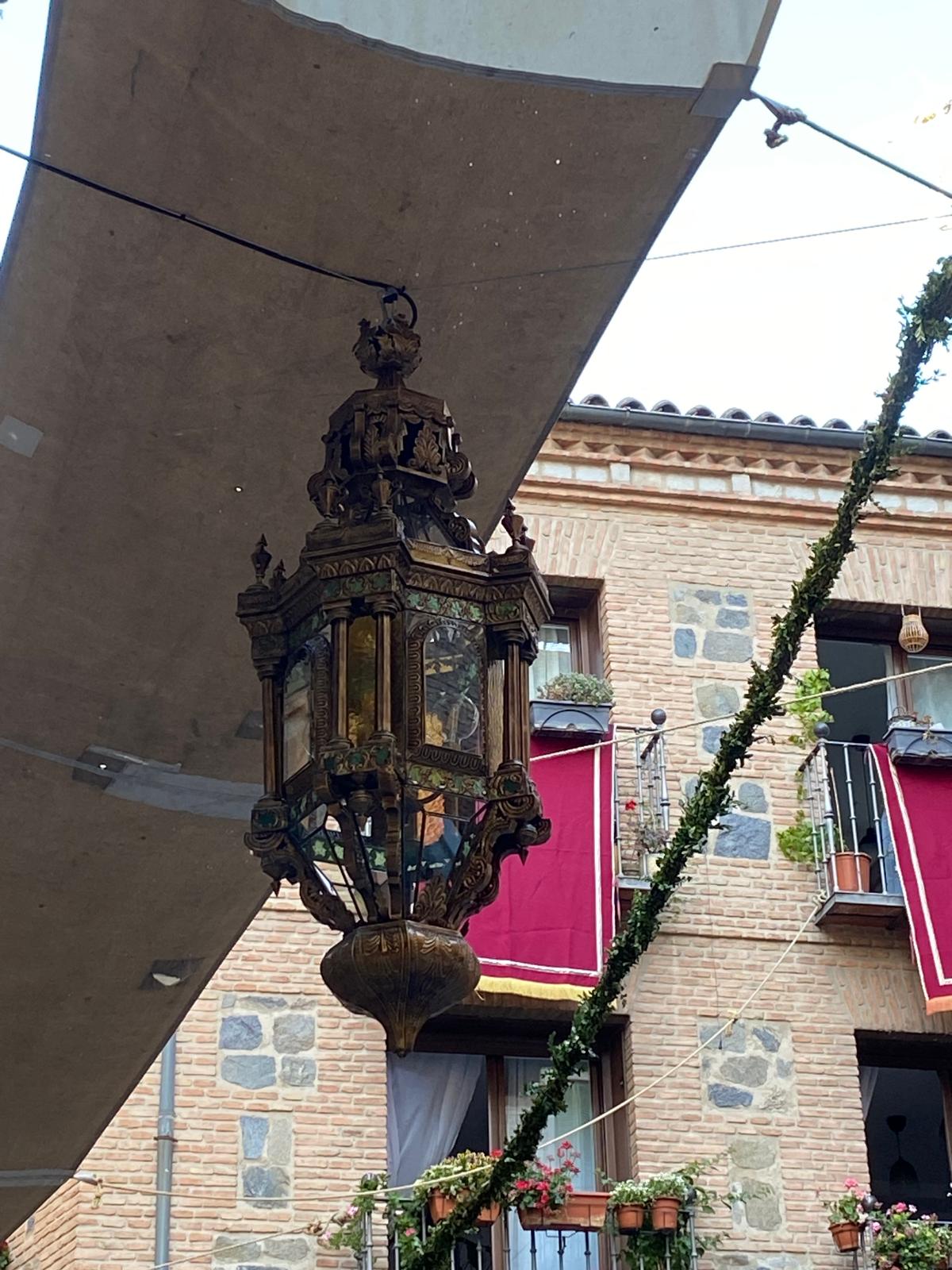 La familia Potenciano elabora los faroles de cristal y metal que decoran el recorrido procesional del Corpus de toledo La familia Potenciano elabora los faroles de cristal y metal que decoran el recorrido procesional del Corpus de toledo