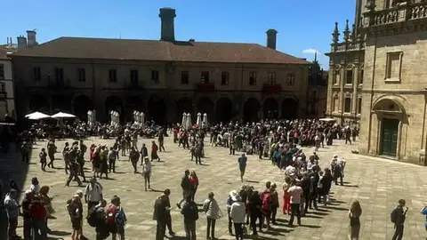 Ayuntamiento, Arzobispado de Santiago y Turismo de Galicia acuerdan crear una comisión técnica para ordenar los flujos de acceso a la Catedral Ayuntamiento, Arzobispado de Santiago y Turismo de Galicia acuerdan crear una comisión técnica para ordenar los flujos de acceso a la Catedral