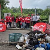 Los voluntarios tras la labor de limpieza