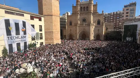 Aficionados del CD Castellón se reúnen en la plaza mayor para seguir a su equipo Aficionados del CD Castellón se reúnen en la plaza mayor para seguir a su equipo
